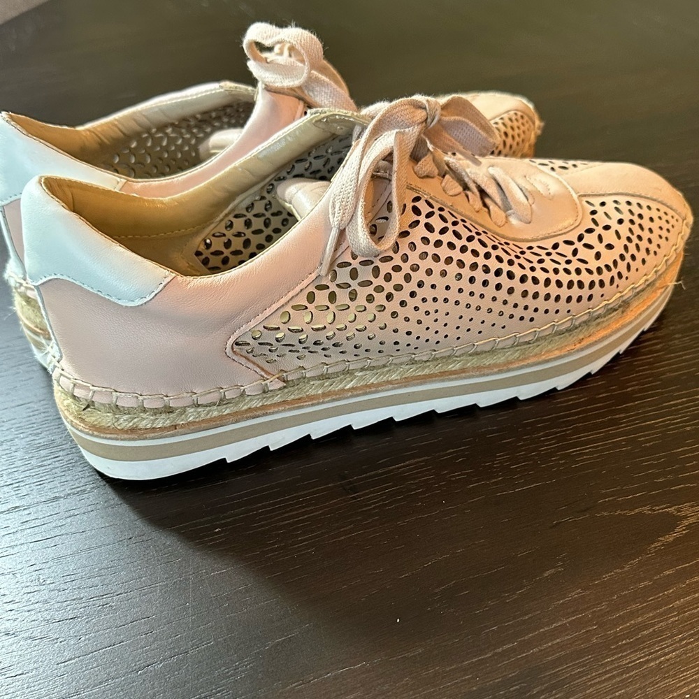 Marc Fisher Eyelet Sneaker soft pink EUC! 8.5